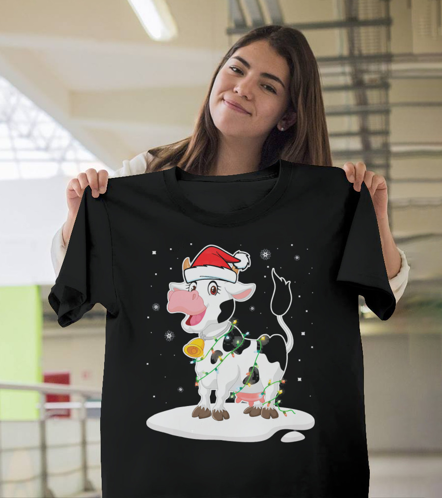 Lovely Cow Santa Xmas Lights on Snowy Tree Scene T-Shirt