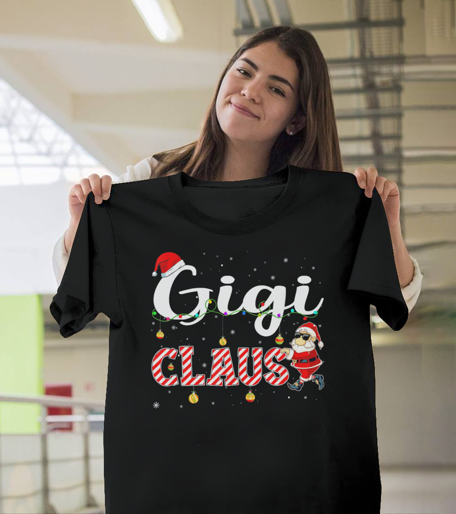 Gigi Claus Santa Hat Christmas Ornaments Snowflakes T-Shirt