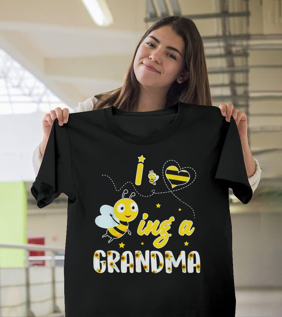 I Love Being A Great Grandma Bee-Themed Funny Family T-Shirt
