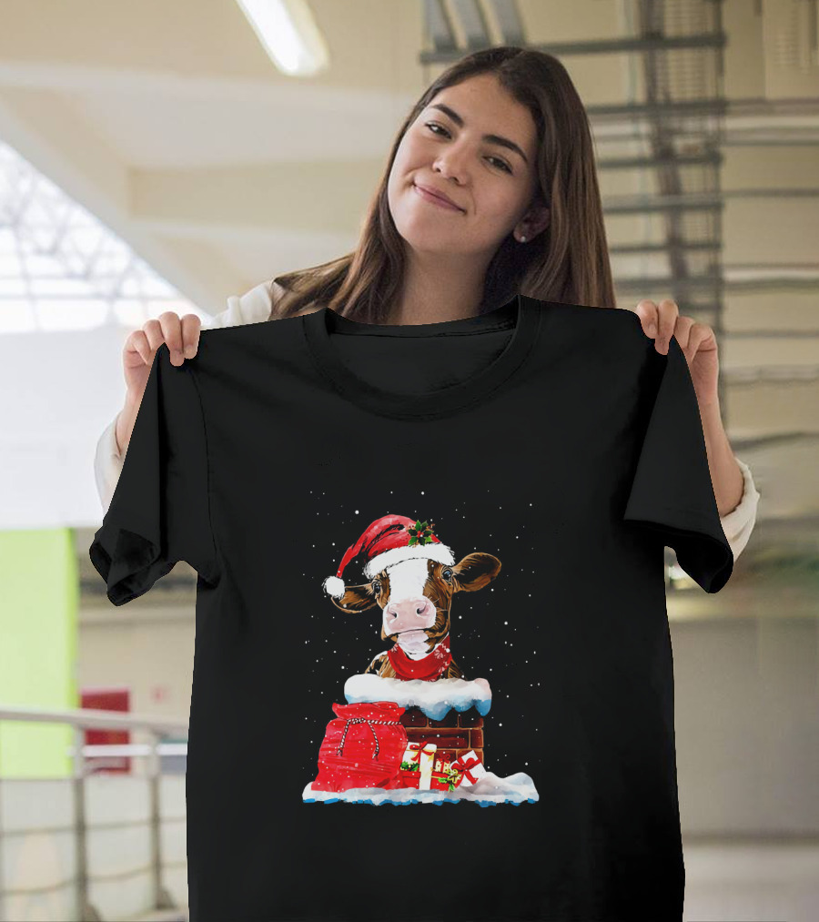 Cow With Santa Hat In Chimney And Christmas Gifts T-Shirt
