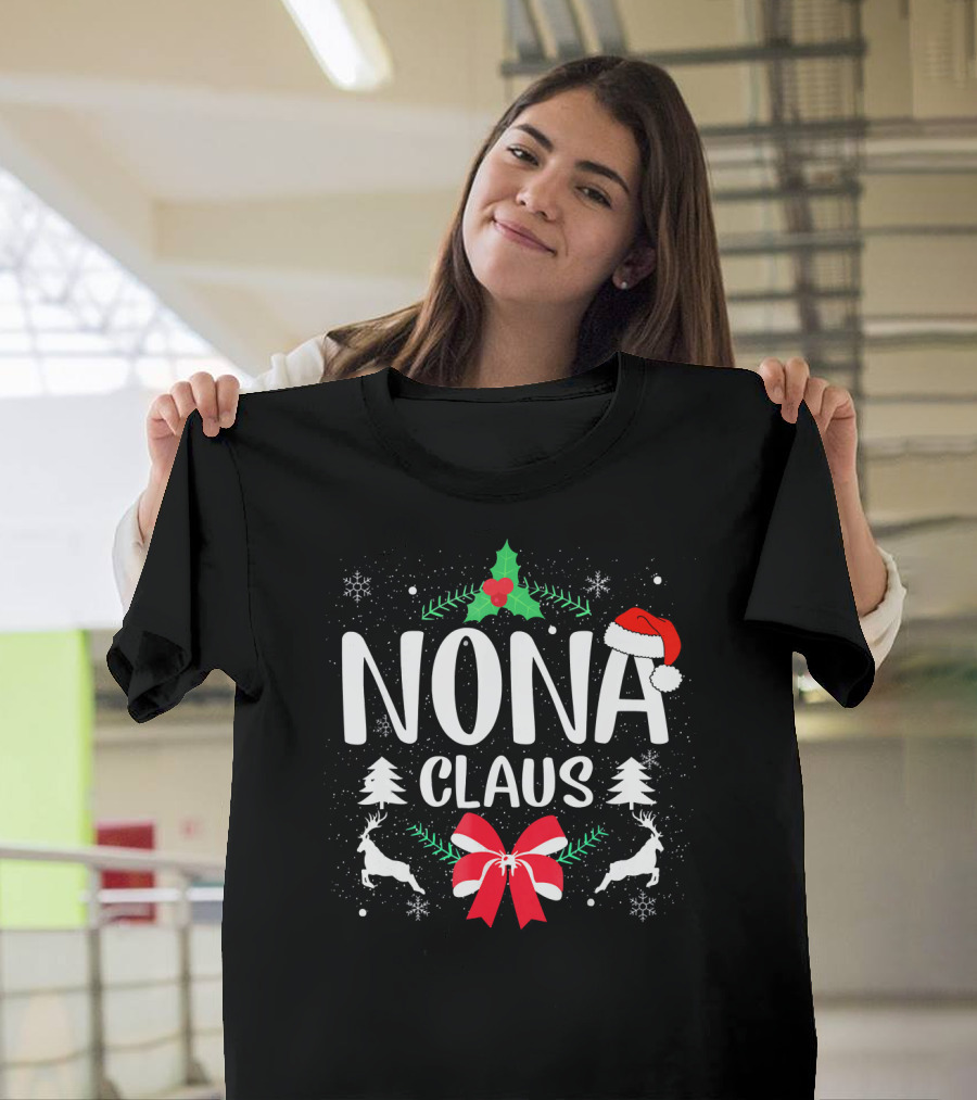 Nona Claus Christmas Grandma Reindeer Santa Hat Holly Bow T-Shirt