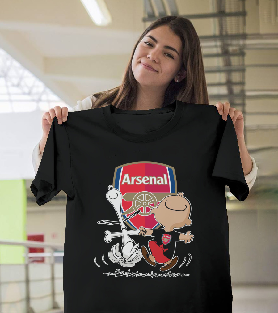 Arsenal Football Club Snoopy Charlie Brown Dancing Badge T-Shirt